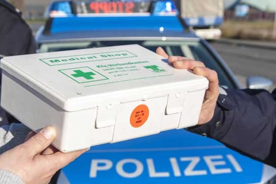 Verbandskasten: Bei Kontrollen schaut die Polizei genau hin.