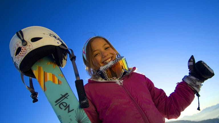 Beim Kauf von Skijacken müssen Sie vor allem darauf achten, dass das Material Sie optimal vor Nässe und Kälte schützt.
