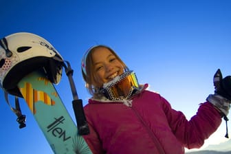 Beim Kauf von Skijacken müssen Sie vor allem darauf achten, dass das Material Sie optimal vor Nässe und Kälte schützt.