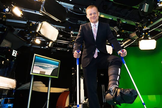 Nachrichtensprecher Marc Bator mit Gipsbein