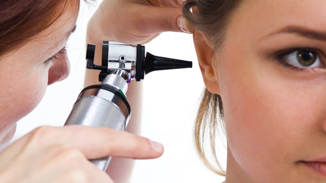 Bei der Diagnose einer Mittelohrenentzündung wird mit einem Ohren-Mikroskop das Trommelfell untersucht.