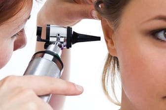 Bei der Diagnose einer Mittelohrenentzündung wird mit einem Ohren-Mikroskop das Trommelfell untersucht.