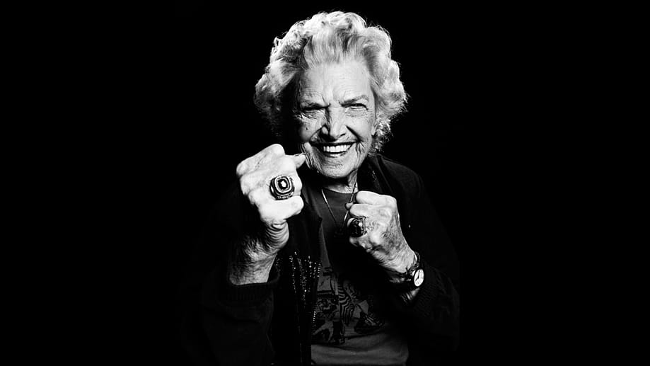 Auf Grund von Nierenversagen wurde Mae Young in ein Hospiz gebracht. Vor wenigen Tagen kehrte sie auf ihr Anwesen zurück, wo sie in der Nacht zu Mittwoch verstarb.