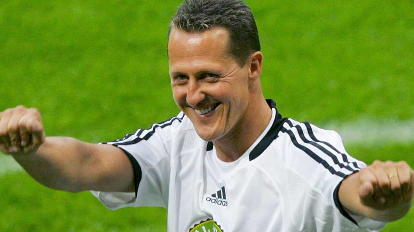 Fußballfan Michael Schumacher bei einem Benefizkick.