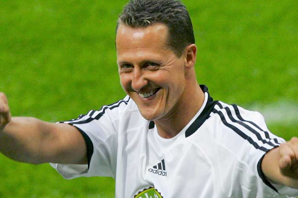 Fußballfan Michael Schumacher bei einem Benefizkick.