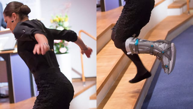 Leichtfüßig wie eine Gazelle hüpft Kronprinzessin Victoria mit einer wuchtigen Orthese die Treppen hoch auf die Bühne. Leichtfüßig wie eine Gazelle hüpft Kronprinzessin Victoria mit einer wuchtigen Orthese die Treppen hoch auf die Bühne.