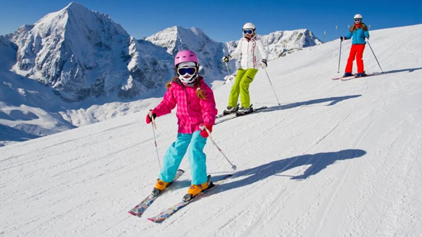 Damit Kinder im Skiurlaub nicht frieren, sollte die Kleidung ausreichend vor Kälte und Nässe schützen.