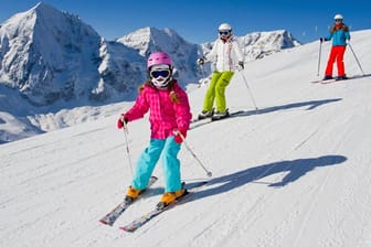 Damit Kinder im Skiurlaub nicht frieren, sollte die Kleidung ausreichend vor Kälte und Nässe schützen.