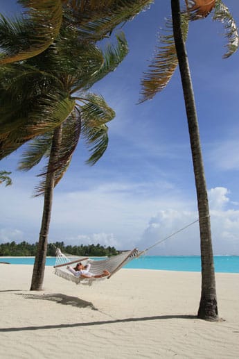 Lange Jahre waren kleine Robinson-Crusoe-Inseln der Renner bei Malediven-Urlaubern. Jetzt zeichnet sich ein Trend zu größeren Ferienresorts ab.