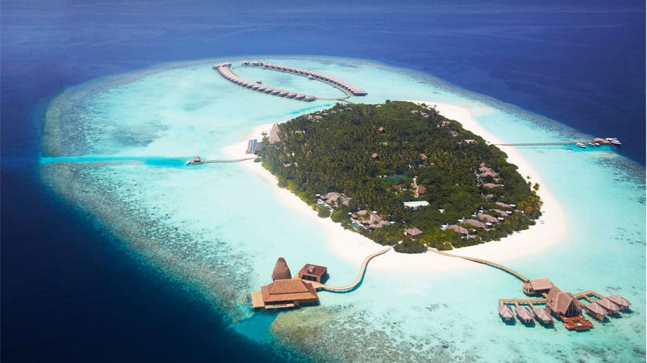 Das "Anantara Kihavah" im Norden der Malediven verfügt über eine große Zahl an Wasservillen, die über einen Steg mit der Insel verbunden sind.