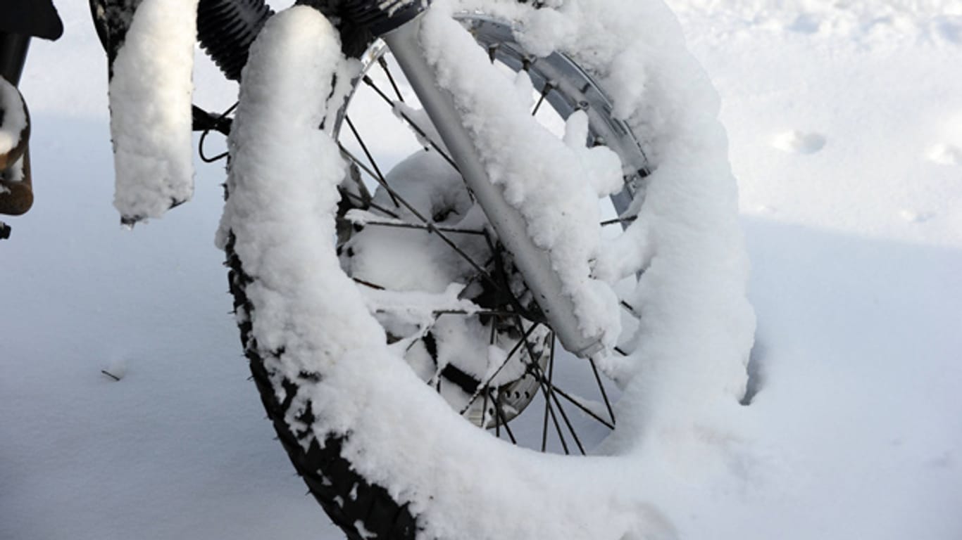Im Winter sollten Sie Ihr Motorrad abdecken um es vor Rost zu schützen