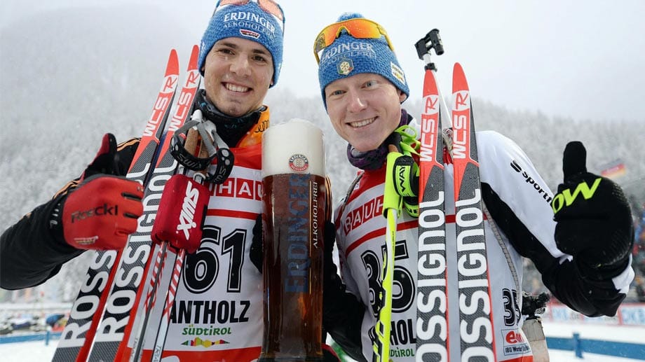 Doppelsieg in Antholz: Die Biathleten Simon Schempp (li.) und Lukas Hofer feiern gemeinsam ihren ersten Weltcup-Sieg.