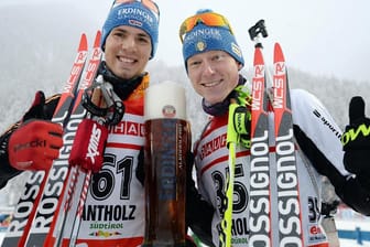 Doppelsieg in Antholz: Die Biathleten Simon Schempp (li.) und Lukas Hofer feiern gemeinsam ihren ersten Weltcup-Sieg.