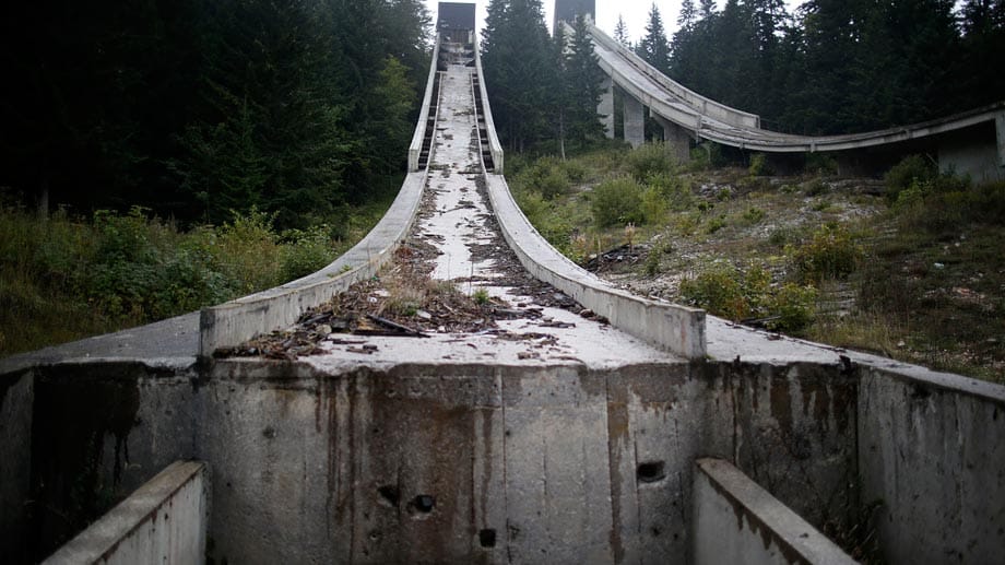 Die Sprungschanze in Sarajevo (links) und das Siegertreppchen der Skispringer. Die Sprungschanze in Sarajevo (links) und das Siegertreppchen der Skispringer.
