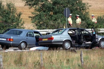 Das Archivbild vom 18.08.1988 zeigt den Fluchtwagen der Geiselnehmer von Gladbeck (r), der von dem Mercedes der Polizei (l) auf der Autobahn A3 bei Bad Honnef gestoppt wurde.