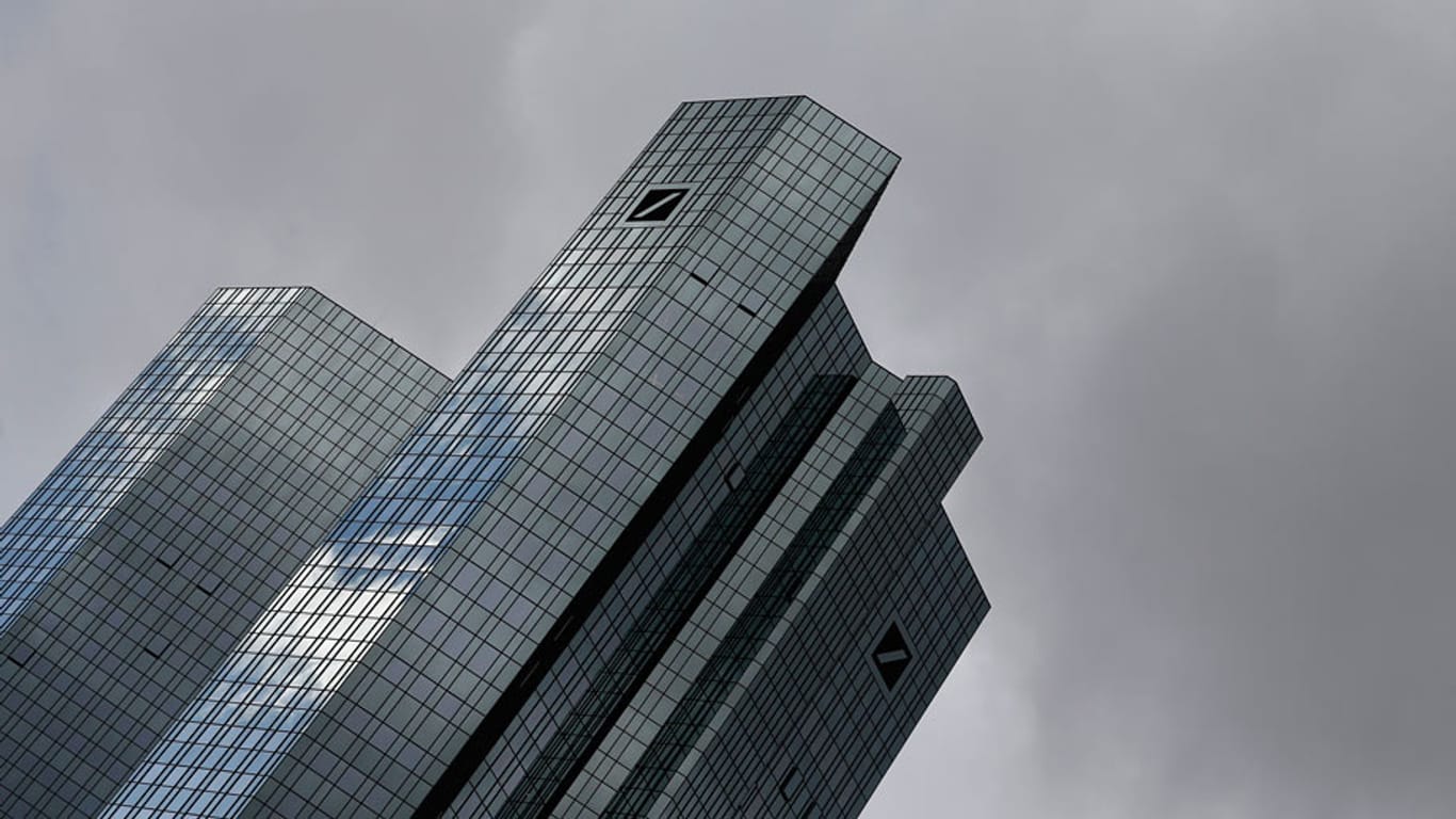 Ein schwaches Investmentbanking und Altlasten haben die Bilanz der Deutschen Bank für 2013 deutlich gedrückt