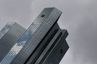 Ein schwaches Investmentbanking und Altlasten haben die Bilanz der Deutschen Bank für 2013 deutlich gedrückt