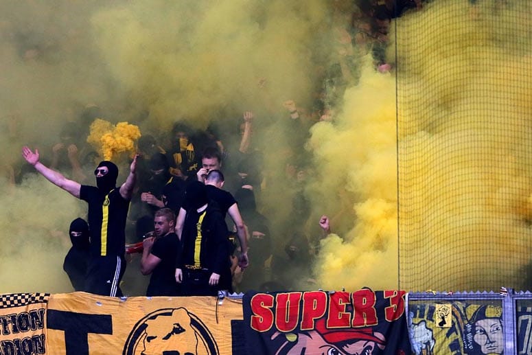 Anhänger von Borussia Dortmund randalierten im Stadion des Erzrivalen Schalke 04.