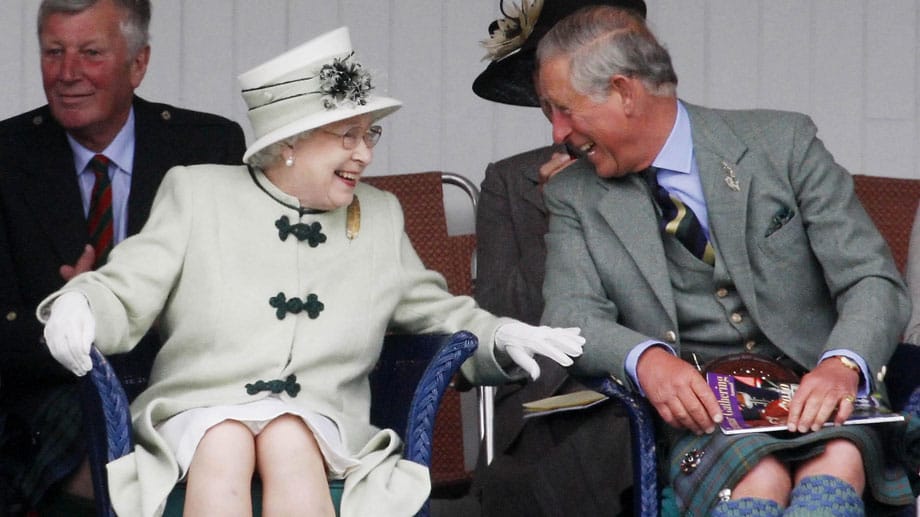 Prinz Charles unterstützt seine Mutter Queen Elisabeth II wo er nur kann.