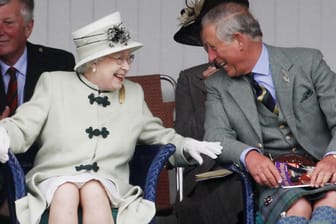 Prinz Charles unterstützt seine Mutter Queen Elisabeth II wo er nur kann.