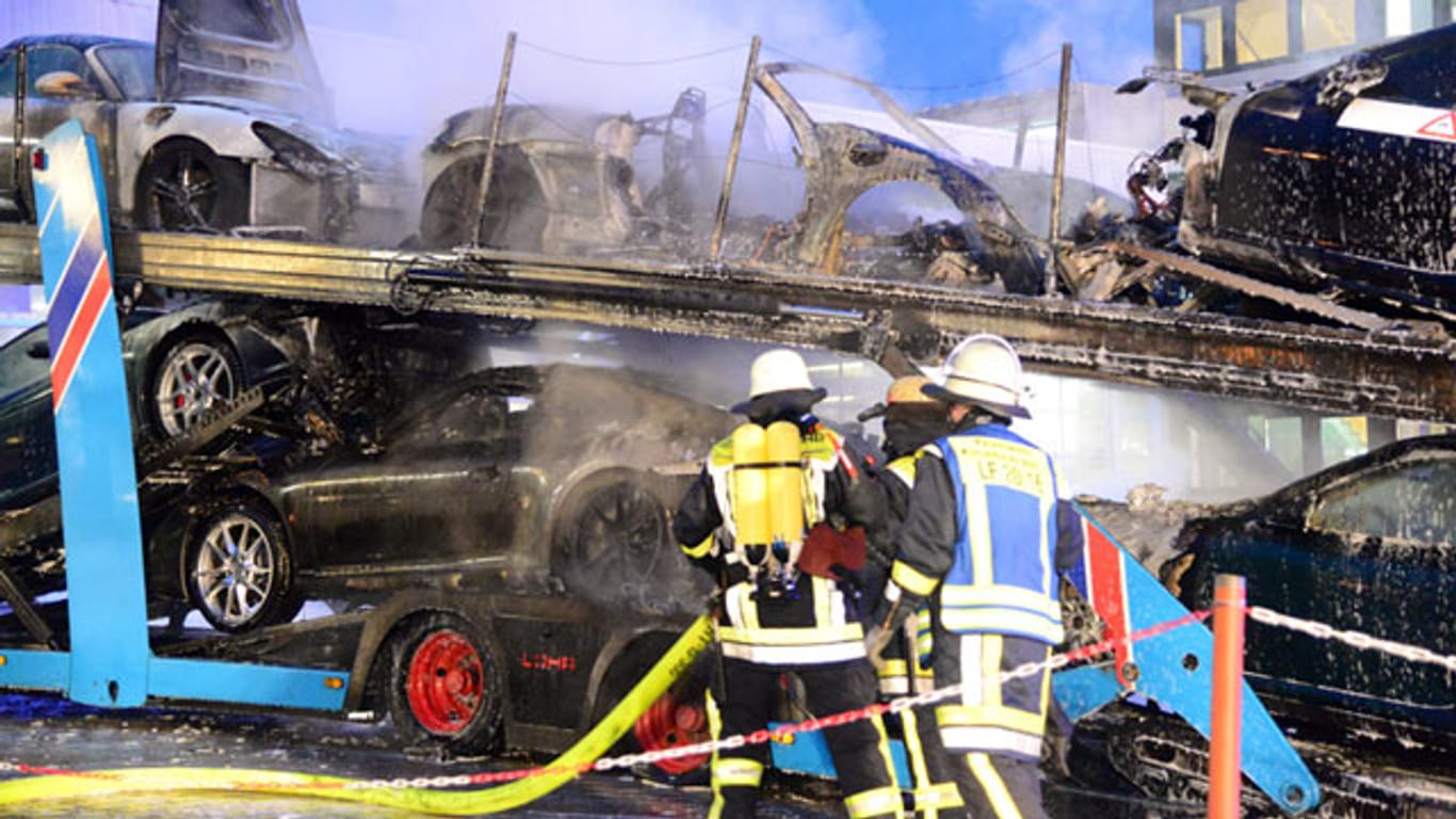 Sechs Sportwagen auf Autotransporter ausgebrannt