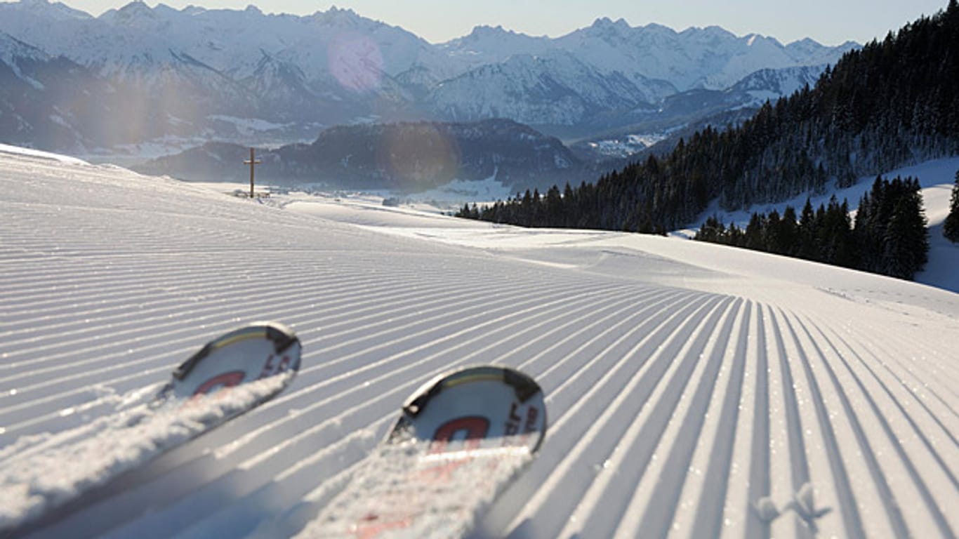 Im Skigebiet Ofterschwanger Horn haben Skifahrer einen Panoramablick vom Feinsten.