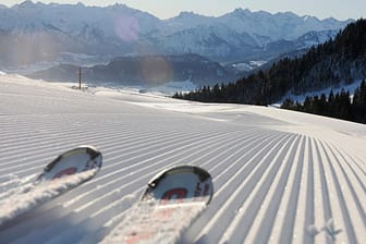 Im Skigebiet Ofterschwanger Horn haben Skifahrer einen Panoramablick vom Feinsten.