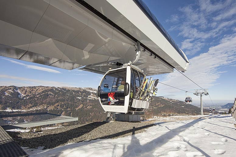 Die Gipfelstation Ossi-Reichert-Kabinenbahn erlaubt Gästen einen einmaligen Ausblick.