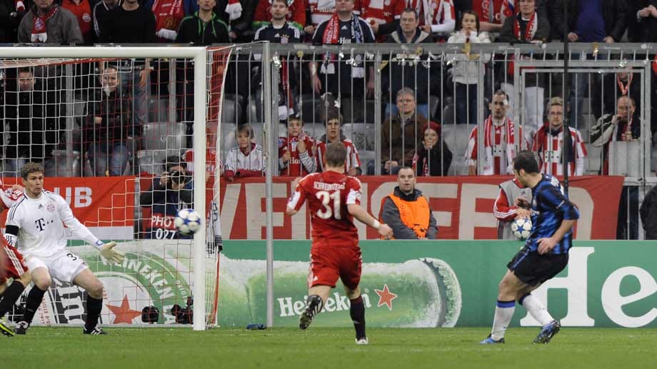 CL-Saison 2010/11, Achtelfinale Rückspiel, FC Bayern München gegen Inter Mailand: 88. Minute. Doch das Blatt wendet sich im Rückspiel. Goran Pandev (re.) trifft zum 3:2 und die Bayern scheiden sensationell aus dem Europapokal aus.