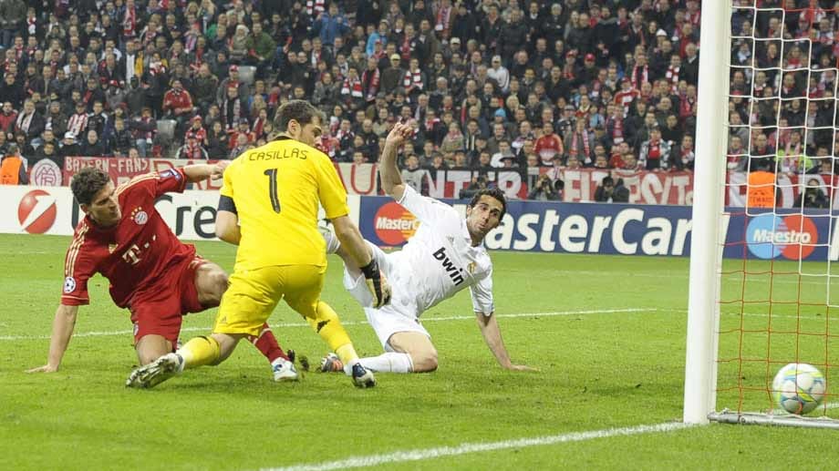 CL-Saison 2011/12, Halbfinale Hinspiel, FC Bayern München gegen Real Madrid: 90. Minute. In der Allianz Arena hört man es knistern, bloß noch zwei Spiele gegen die Königlichen trennen die Bayern vom "Finale dahoam". Mario Gomez erzielt den Treffer zum 2:1-Sieg.