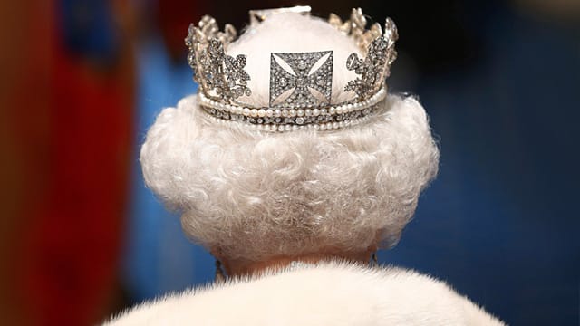 Ein Buchmacher vermutet, dass Königin Elizabeth II. dem Thron 2014 den Rücken kehrt.