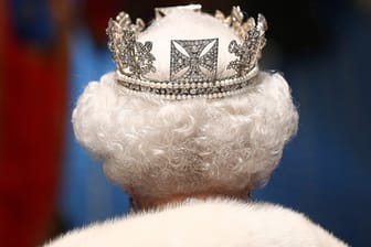 Ein Buchmacher vermutet, dass Königin Elizabeth II. dem Thron 2014 den Rücken kehrt.