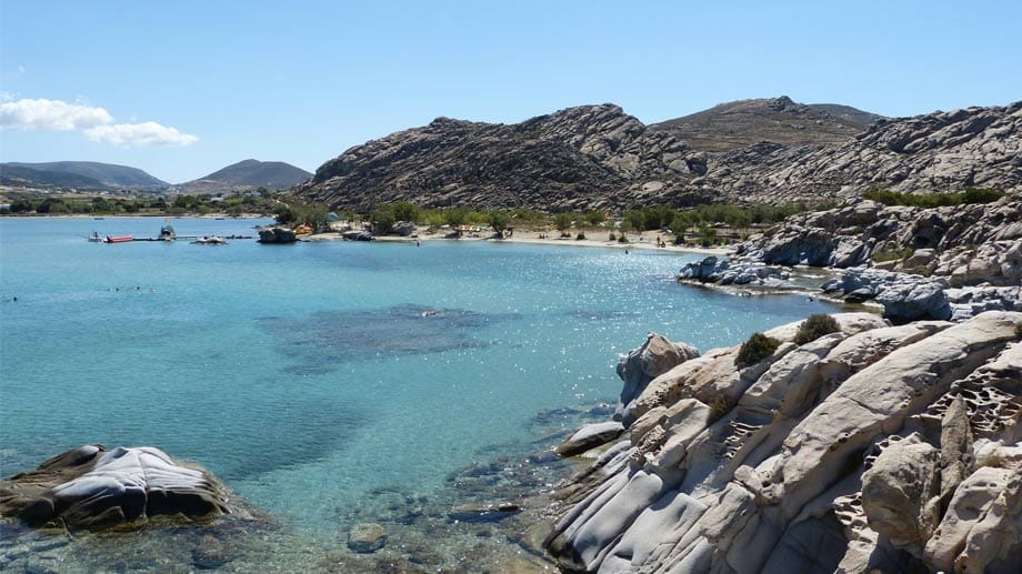 Kolimbithres nennen die Bewohner von Paros den Badestrand mit dem diamantklaren Wasser: Taufbecken.
