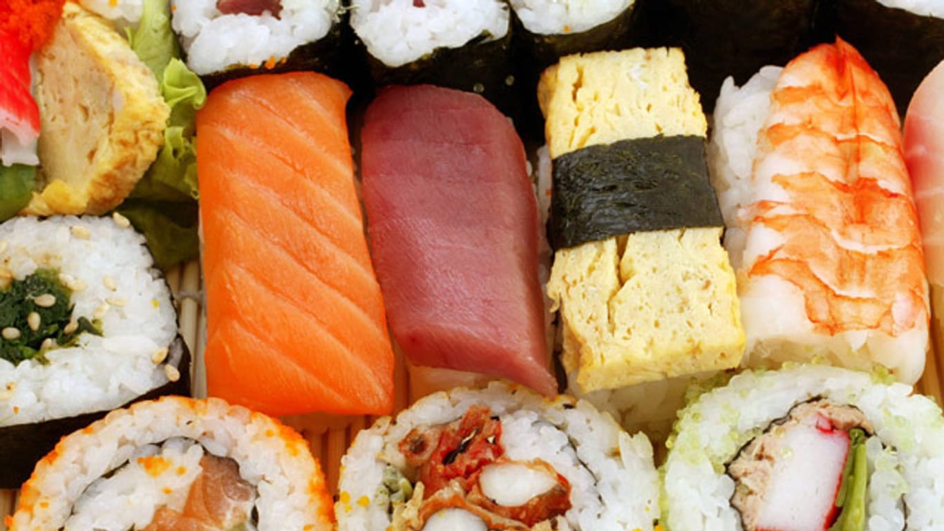 Sushi bietet viel Freiheit bei der Zubereitung: Bei Form und Zutaten gibt es unzählige Variationen.
