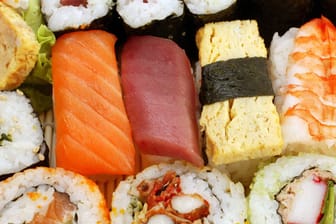 Sushi bietet viel Freiheit bei der Zubereitung: Bei Form und Zutaten gibt es unzählige Variationen.