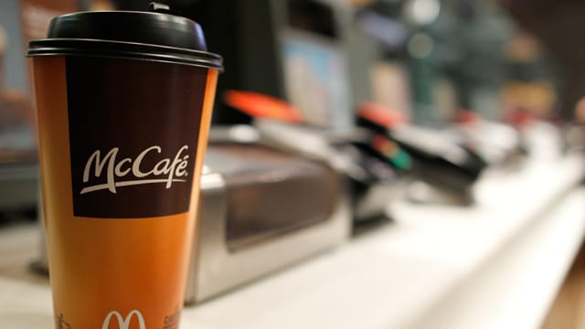 McDonald's Kaffee mit schief sitzendem Deckel