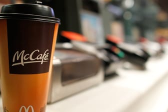 McDonald's Kaffee mit schief sitzendem Deckel