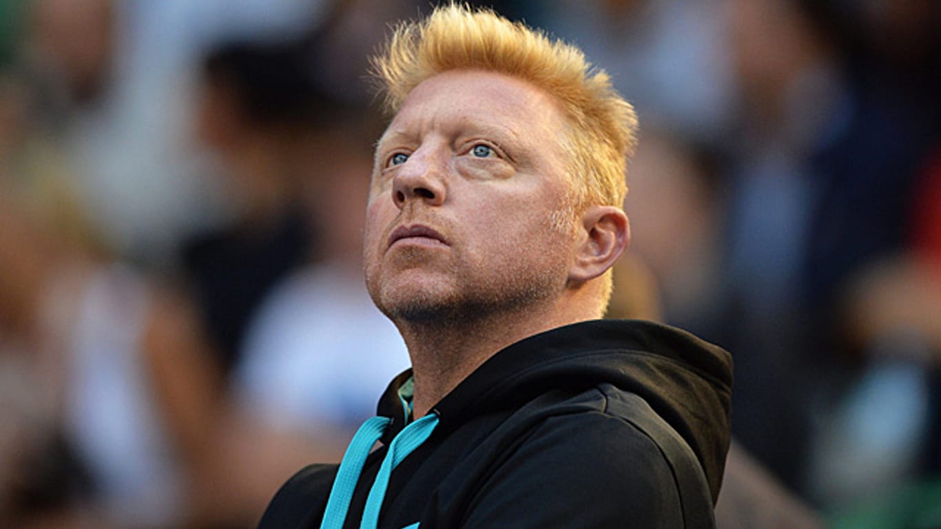 Mit versteinerter Miene verfolgte Boris Becker die Niederlage von Novak Djokovic.