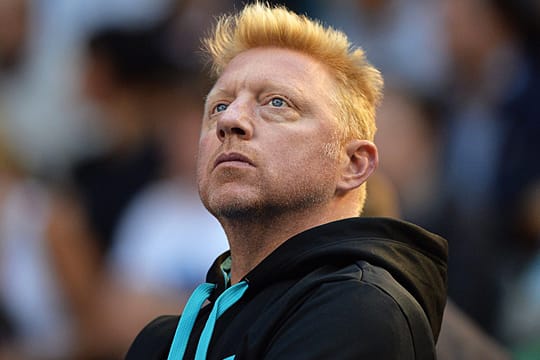 Mit versteinerter Miene verfolgte Boris Becker die Niederlage von Novak Djokovic.