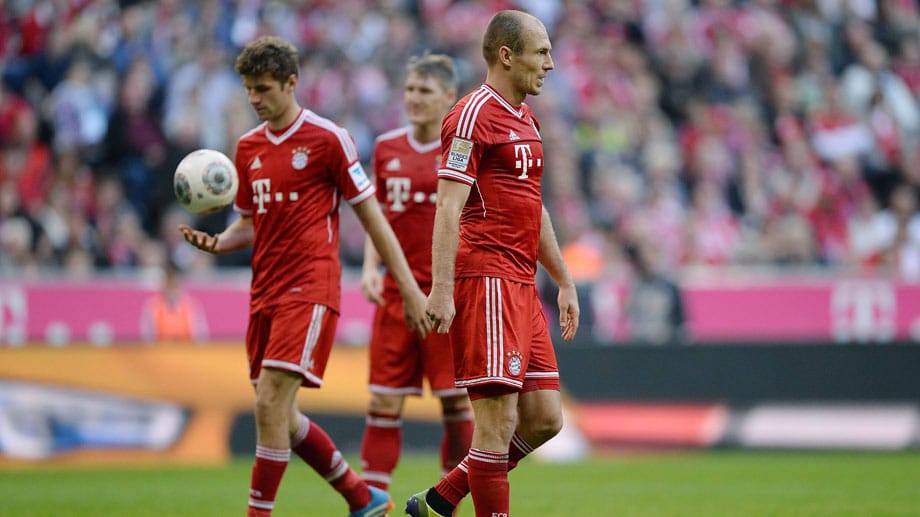 Die Bayern-Stars (hier Müller, Schweinsteiger und Robben, v.li.) müssen bis zum Ende der Saison auf ihre Prämien warten. Die Bayern-Stars (hier Müller, Schweinsteiger und Robben, v.li.) müssen bis zum Ende der Saison auf ihre Prämien warten.