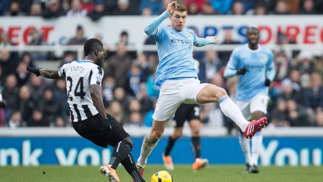 Manchester City, der Klub des ehemaligen Bundesliga-Stürmers Edin Dzeko (re.), geht neue Wege und investiert in Australien. Manchester City, der Klub des ehemaligen Bundesliga-Stürmers Edin Dzeko (re.), geht neue Wege und investiert in Australien.