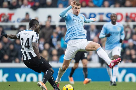Manchester City, der Klub des ehemaligen Bundesliga-Stürmers Edin Dzeko (re.), geht neue Wege und investiert in Australien.