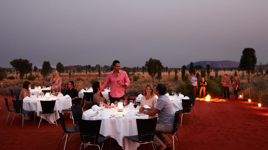 Paradies für Sternegucker im Outback: Gäste des "Ayersrock Resorts" können beim abendlichen Dinner die Sterne studieren.