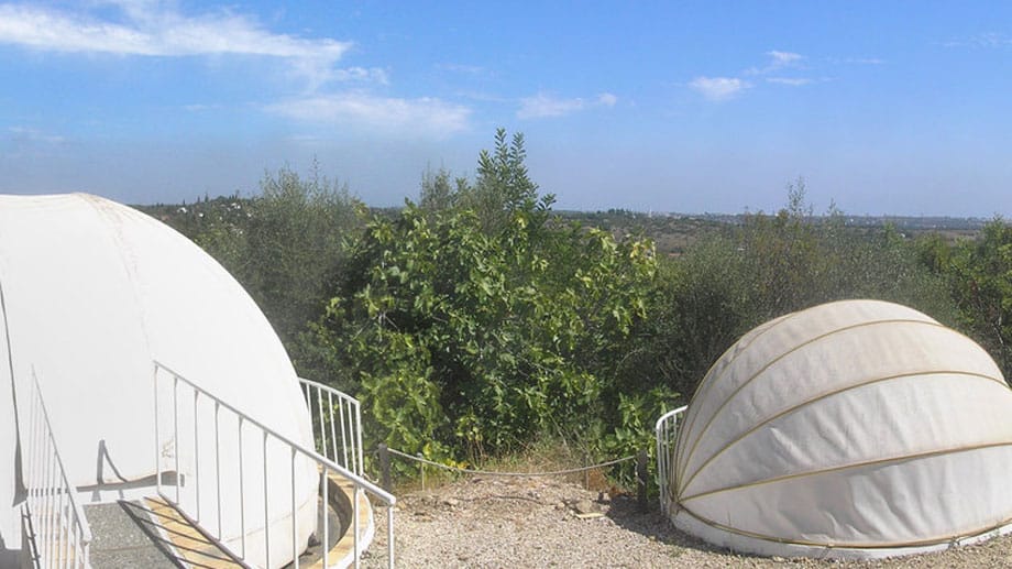 An der Südküste der Algarve gewährt die private Sternwarte Centro de Observaç¦o Astronómica no Algarve durch mehrere leistungsstarke Teleskope Blicke ins All.