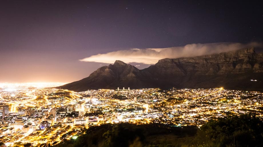 Kapstadt und Tafelberg bei Nacht: Die Stadt leuchtet, aber nicht am Himmel. Wer Südafrikas fantastischen Sternenhimmel sehen will, muss weit rausfahren, am besten in die Karoo.