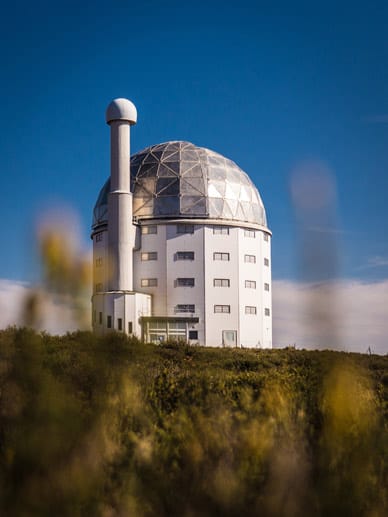 Afrikas Tor ins Universum: Auf einem Hochplateau auf 1800 Metern Höhe erhebt sich die Kuppel des Southern African Large Telescope (SALT)