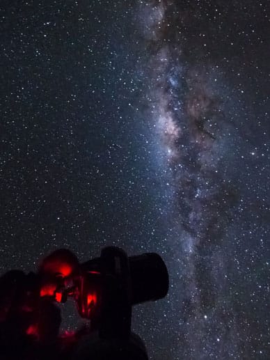 Ob auf Hawaii oder im Outback von Australien: Viele Orte weltweit bieten sich zum Sternebeobachten an. Sie zeichnet vor allem aus, dass es kaum störendes Licht gibt.
