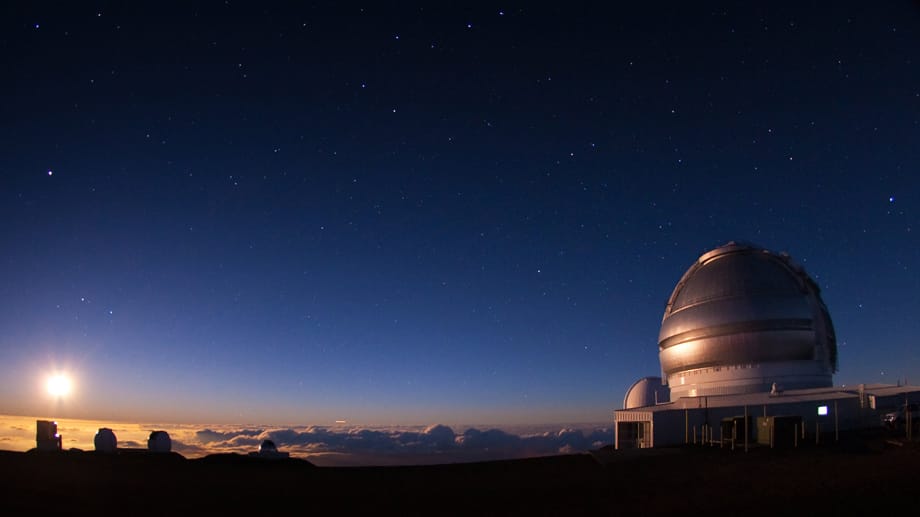 Auf dem Kraterrand des Mauna Kea richten 13 Teleskope ihre Spiegel und Schüsseln in den Himmel.