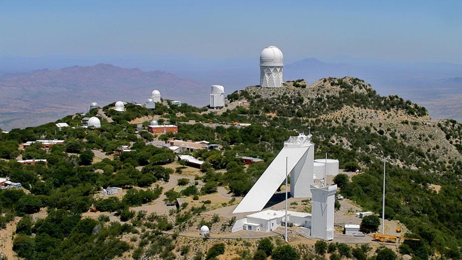 Hier werden Astronomen-Träume wahr: Auf dem Gipfel des 2095 Meter hohen Kitt Peak steht die größte Sammlung optischer Teleskope.