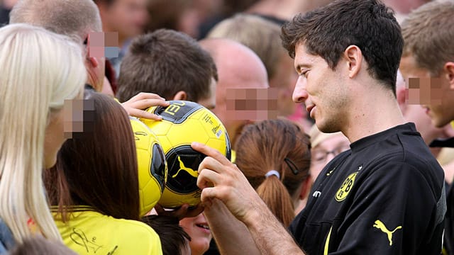 Robert Lewandowski beim Bad in der Menge: Abseits der friedlichen Fans gibt es jedoch auch vermehrt Anhänger mit fragwürdigem Verhalten. Robert Lewandowski beim Bad in der Menge: Abseits der friedlichen Fans gibt es jedoch auch vermehrt Anhänger mit fragwürdigem Verhalten.